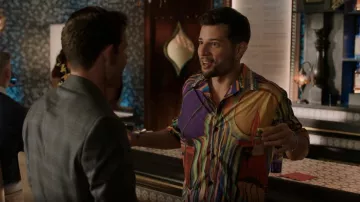 Chemise Givenchy Grim Boxy Camp portée par Sam Jones (Rafael de la Fuente) vue dans Dynasty (S05E20)
