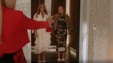 Bottega Veneta Lido Sandalias de cuero usadas por Amanda Carrington (Eliza Bennett) como se ve en Dinastía (S05E20)