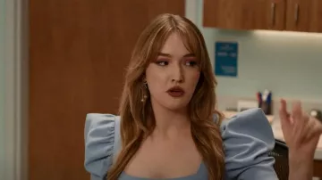 Jennifer Behr Perline Bow Detail Pendientes usados por Kirby Anders (Maddison Brown) como se ve en Dynasty (S05E20)