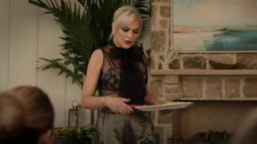 Andrew Gn Sheer Pussy Bow Collar Blusa usada por Alexis Carrington (Elaine Hendrix) como se ve en Dinastía (S05E20)