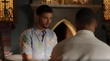 Thom Browne Camisa hawaiana de manga corta usada por Sam Jones (Rafael de la Fuente) como se ve en Dinastía (S05E20)