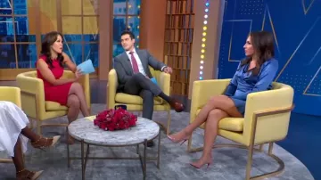 Veronica Beard Agatha Ruched Robe en soie extensible à manches longues portée par Alyssa Farah vue dans Good Morning America le 5 septembre 2022