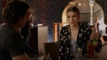 Tanya Taylor Waverly Blazer Floral usado por Kirby Anders (Maddison Brown) como se ve en Dynasty (S04E10)