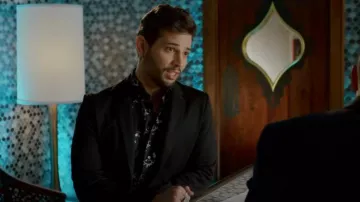 Eton Contemporary Fit Chemise brodée portée par Sam Jones (Rafael de la Fuente) vue dans Dynasty (S04E10)