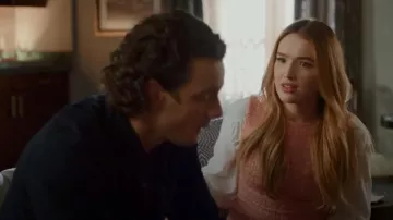 Cinq à Sept Zip Cuff Blusa de seda usada por Kirby Anders (Maddison Brown) como se ve en Dynasty (S04E10)