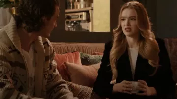 Saint Laurent Velvet Double Breasted Jacket usado por Kirby Anders (Maddison Brown) como se ve en Dynasty (S04E10)