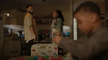 Dickies Mixed Media Zip Front Short Sleeve Work Shirt porté par Emmett Washington (Jacob Latimore) vu dans The Chi (S05E10)