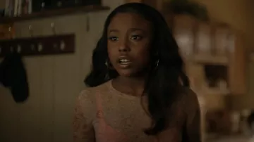 Acne Studios Long Sleeve Estrelle VCarpet Print Mesh Top porté par Judae’a (Jemma St. John) vu dans The Chi (S05E10)