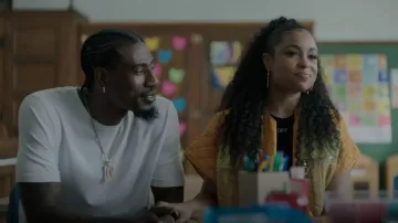 T-shirt blanc cassé en noir porté par Tiffany (Hannaha Hall) comme on le voit dans les tenues de la série télévisée The Chi (saison 5 épisode 10)