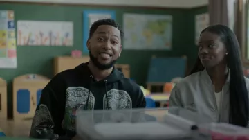 Quién decide la guerra X Barreras NY Monument Sudadera con capucha de algodón impresa usada por Emmett Washington (Jacob Latimore) como se ve en The Chi (S05E10)