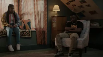 Burberry Jupe Crewneck T-Shirt porté par Kevin Williams (Alex R. Hibbert) vu dans The Chi (S05E10)
