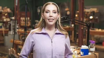 Combinaison lilas portée par Katherine Ryan dans All That Glitters: Britain’s Next Jewellery Star