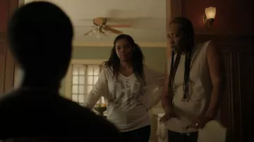 Go Couture Printed V-Neck Dolman Sweater porté par Nina Williams (Tyla Abercrumbie) comme on le voit dans The Chi (S05E10)