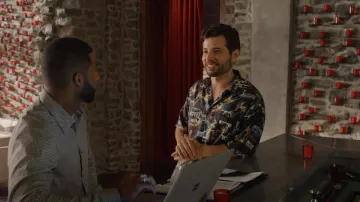 Chemise à manches courtes imprimée Givenchy Motel portée par Sam Jones (Rafael de la Fuente) vue dans Dynasty (S04E12)