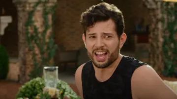 Lululemon Metal Vent Tech Sleeveless Tank porté par Sam Jones (Rafael de la Fuente) vu dans Dynasty (S04E12)