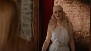 Johanna Ortiz Journey Like No Other Draped Halter Top usado por Alexis Carrington (Elaine Hendrix) como se ve en Dinastía (S04E12)