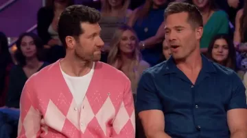 Rag & Bone Winslow Argyle Cardigan Sweater porté par Billy Eichner comme on le voit dans The Bachelorette (S19E08)