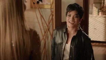 Chaqueta zara Faux Leather Black Fringe usada por Rachel como se ve en Dinastía (S04E12)