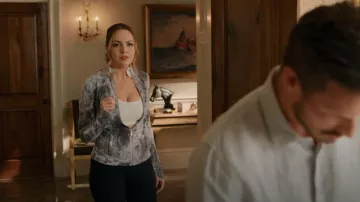 Lululemon Define Jacket porté par Fallon Carrington (Elizabeth Gillies) vu dans Dynasty (S04E12)