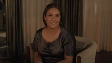 Túnica Lapointe Double Faced Satin Long Twist usada por Cristal Carrington (Daniella Alonso) como se ve en Dinastía (S04E12)