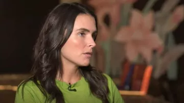 Camiseta de Sezane Conrad en verde usada por Lilia Luciano como se ve en CBS Mornings el 06 de septiembre de 2022