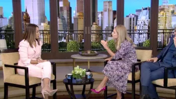 Stuart Weitzman Stuart Glam PVC Embellished Ankle-Strap Pumps porté par Regina Hall vu en DIRECT avec Kelly et Ryan le 06 septembre 2022