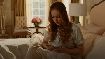 Morgan Lane Tami Floral Jacquard Pyjama Top porté par Fallon Carrington (Elizabeth Gillies) vu dans Dynasty (S04E13)