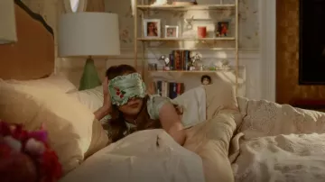 Bernadette Rose Masque oculaire en soie brodé porté par Fallon Carrington (Elizabeth Gillies) vu dans Dynasty (S04E13)