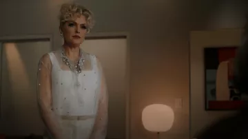 Chemisier en tulle orné de cristal Valentino porté par Alexis Carrington (Elaine Hendrix) vu dans Dynasty (S04E13)