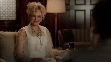 Dylanlex Gigi Statement Bib Necklace porté par Alexis Carrington (Elaine Hendrix) comme vu dans Dynasty (S04E13)