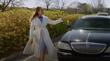 Sara Battaglia Trench-coat en faux cuir ceinturé porté par Fallon Carrington (Elizabeth Gillies) vu dans Dynasty (S04E13)