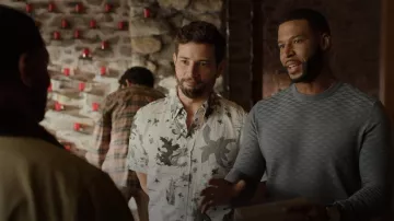 Thom Browne Chemise hawaïenne à manches courtes portée par Sam Jones (Rafael de la Fuente) vue dans Dynasty (S04E13)