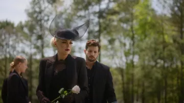 Philip Treacy Tulle Sinamay Chapeau paille et maille porté par Alexis Carrington (Elaine Hendrix) vu dans Dynasty (S04E13)