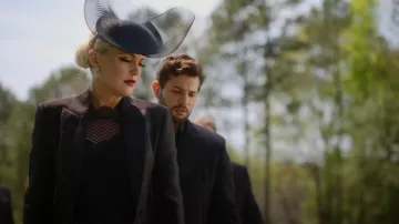 Alexander McQueen High Low Sheer Wool Silk Jacket usada por Alexis Carrington (Elaine Hendrix) como se ve en Dynasty (S04E13)