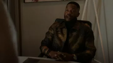 Saint Laurent Slim Fit Metallic Jacquard Bomber Jacket porté par Jeff Colby (Sam Adegoke) vu dans Dynasty (S04E13)