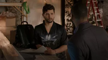 Burberry Rockwood Unicorn Meadow Print Silk Bowling Shirt porté par Sam Jones (Rafael de la Fuente) vu dans Dynasty (S04E13)