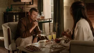 Gucci Shawl Collar Belted Piped Logo Jacquard Twill Coat porté par Blake comme vu dans Dynasty (S04E14)