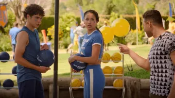 Shein Letter Graphic Contrast Binding Crop Tee usado por Gina (Sofia Wylie) como se ve en High School Musical: The Musical: The Series (S03E06)