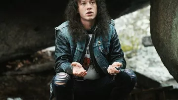 Le jean déchiré porté par Eddie Munson (Joseph Quinn) das la série Stranger Things (Saison 4 Episode 6)