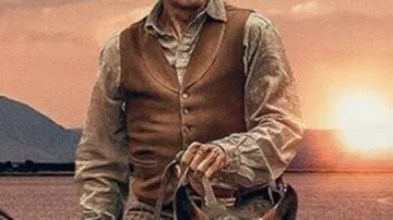 Chaleco marrón de terciopelo usado por Joe Cribbens (Willem Dafoe) en el vestuario de la película Dead for a Dollar