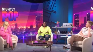 Reiss Tondo Wool-Blend Polo Shirt usado por Zach Noe Towers como se ve en E! Noticias Nightly Pop en septiembre 07,2022