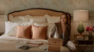 Blazé Milano Etoile Ceinture à chevrons Coton Velours Midi Robe Portée par Fallon Carrington (Elizabeth Gillies) comme vu dans Dynasty (S04E14)