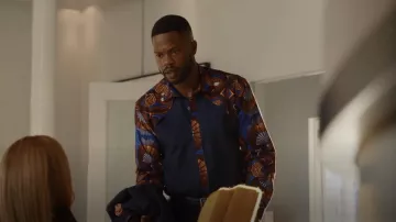 Ohema Ohene Luca Chemise à manches longues imprimée africaine portée par Jeff Colby (Sam Adegoke) vue dans Dynasty (S04E14)