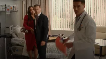 Sac à bandoulière Gucci Tweed Dionysus porté par Cristal Carrington (Daniella Alonso) vu dans Dynasty (S04E14)