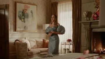 Rasario Polka Dot Silk Organza Off La robe midi épaule portée par Fallon Carrington (Elizabeth Gillies) vue dans Dynasty (S04E14)