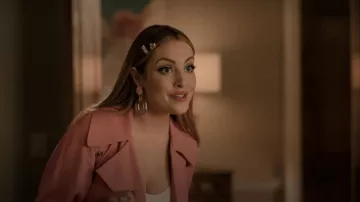 Boucles d’oreilles Lele Sadoughi Club Link Drop portées par Fallon Carrington (Elizabeth Gillies) vues dans Dynasty (S04E14)
