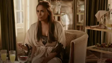 Natori L’Amour Robe portée par Cristal Carrington (Daniella Alonso) vue dans Dynasty (S04E14)