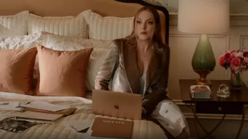 Alexis Roksana Robe brodée Georgette Wrap portée par Fallon Carrington (Elizabeth Gillies) vue dans Dynasty (S04E14)
