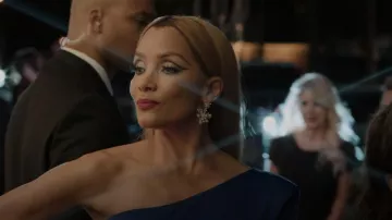 Boucles d’oreilles Fallon Monarch Snowflake Chandelier portées par Dominique Deveraux (Michael Michele) vues dans Dynasty (S04E14)