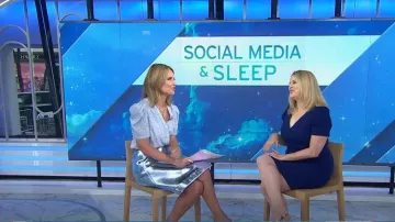 Victoria Beckham Wrap-Effect Metallic Scuba Skirt portée par Savannah Guthrie comme vu dans Today on September 07,2022